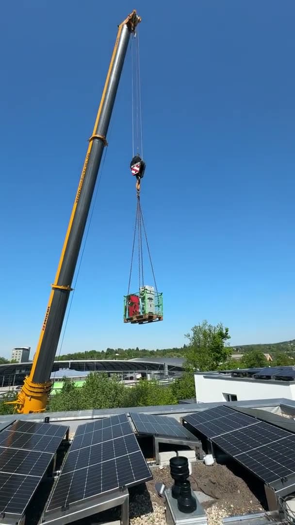 Anlieferung der Trocknungstechnik per Kran auf das Flachdach