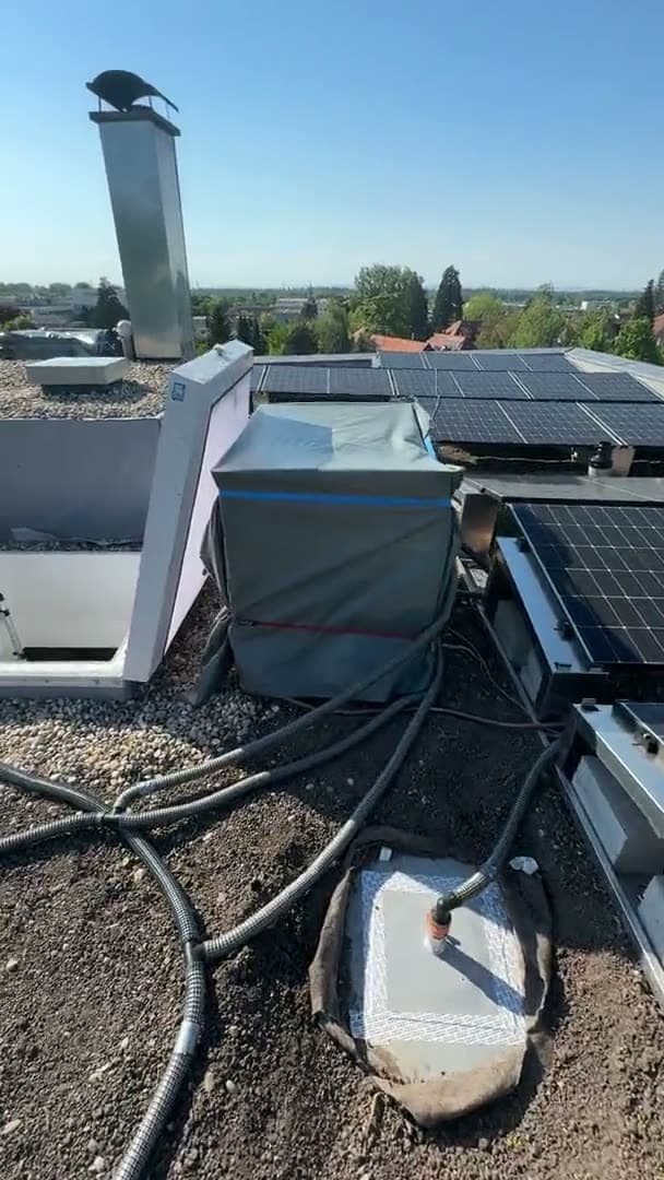 Aufgebaute Trocknungsanlage mit Schläuchen und Einschweiß-Stutzen auf dem Flachdach