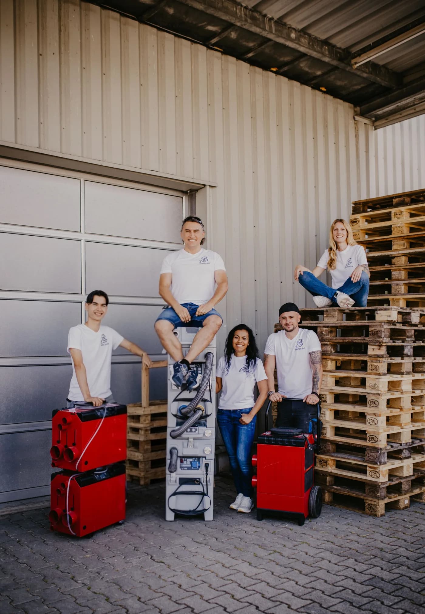 Das Drytherm-Team mit Adsorptionstrocknern und Kondensationstrocknern vor der Lagerhalle