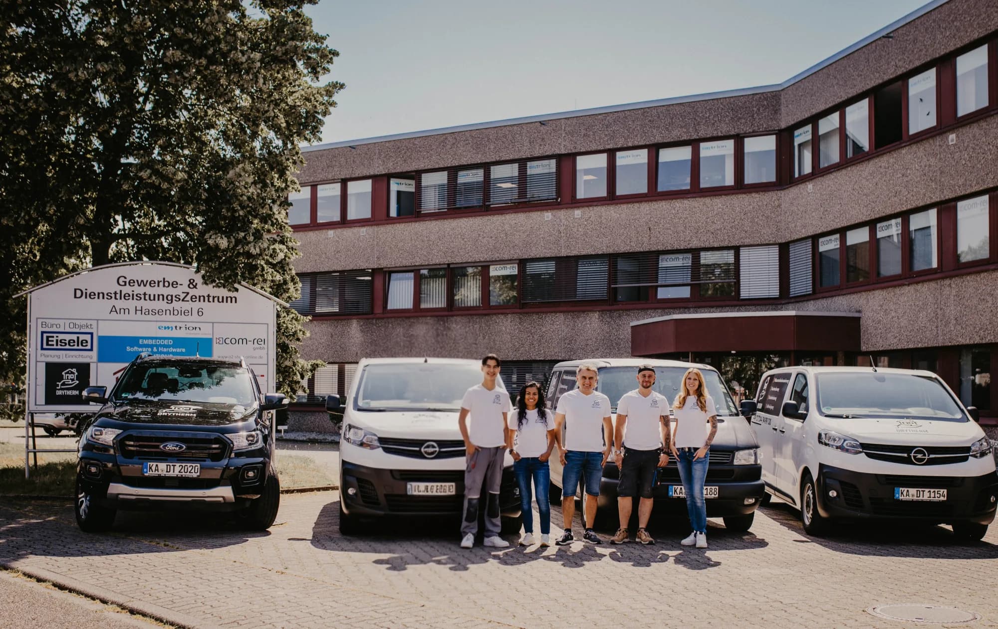 Das Drytherm-Team vor dem Fuhrpark am Standort Stutensee